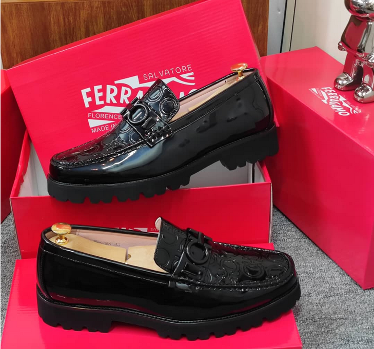 Chaussures en cuir assorties