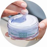 Chachaderm est utilisé pour traiter les infections cutanées telles que le pied d'athlète, l'eczéma marginé, la teigne et d'autres infections cutanées fongiques (candidose).