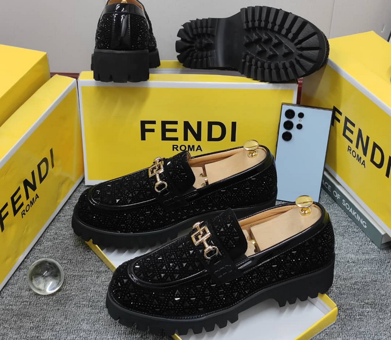 Chaussure de marque FENDI pointure: 40,45,44@46.