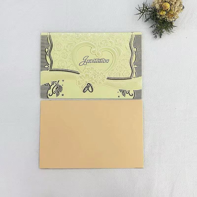 Enveloppe Crème Élégance Simple avec Invitation Fleurie
